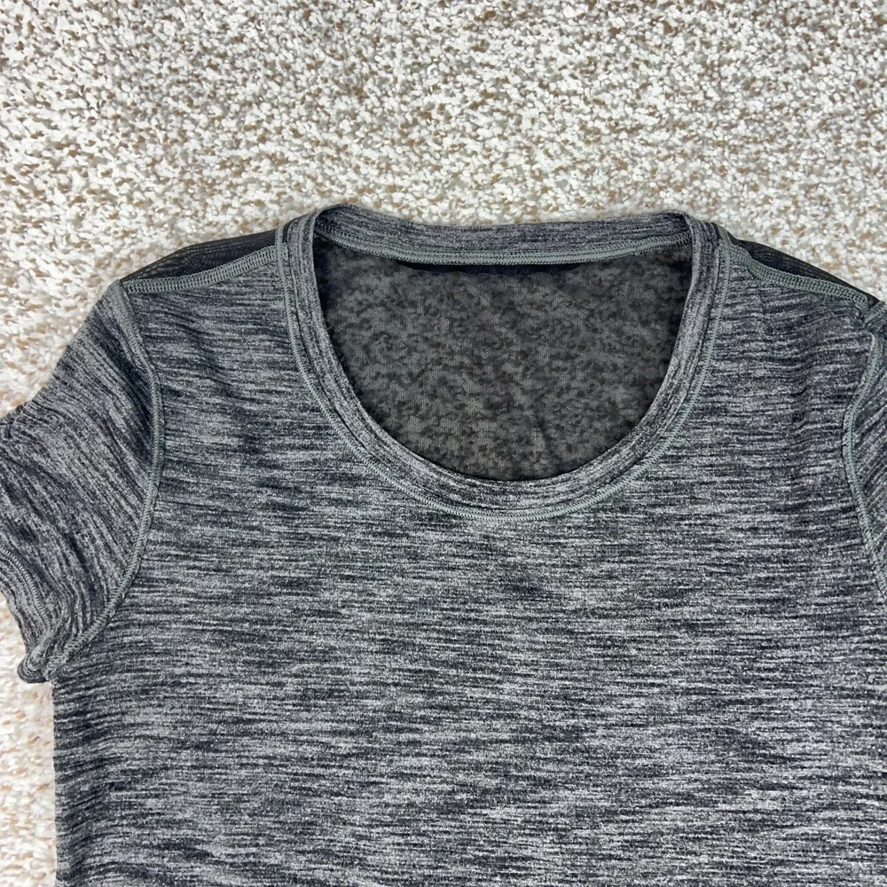 Lululemon Shirt Womens Small Gray Short Sleeve Crew Neck Lightweight Yoga Gym‎